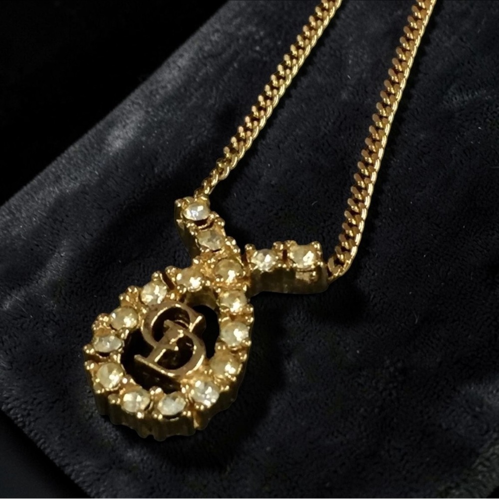 ✨🛍️ Christian Dior Gold-Tone Rhinestone CD Logo Teardrop Pendant Necklace - Picture 2 of 6